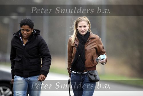 Alkmaar 2 december 2009
claudia van den heiligenberg en Duanne Bito arriveren bij trainingscomplex van az waar de dames trainen.
Peter Smulders bv
