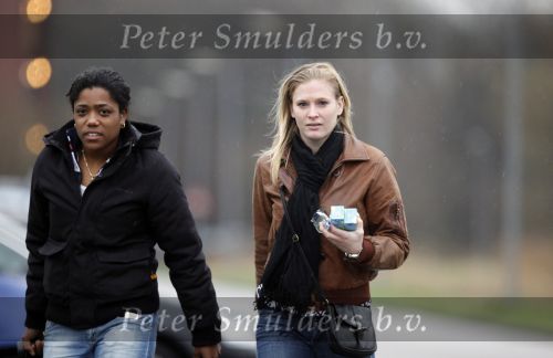 Alkmaar 2 december 2009
claudia van den heiligenberg en Duanne Bito arriveren bij trainingscomplex van az waar de dames trainen.
Peter Smulders bv