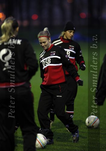 Alkmaar 2 december 2009
claudia van den heiligenberg en Duanne Bito arriveren bij trainingscomplex van az waar de dames trainen.
Peter Smulders bv