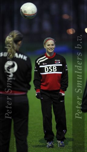 Alkmaar 2 december 2009
claudia van den heiligenberg en Duanne Bito arriveren bij trainingscomplex van az waar de dames trainen.
Peter Smulders bv