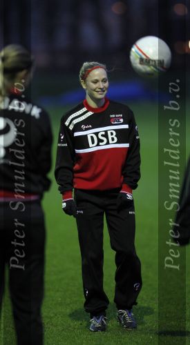 Alkmaar 2 december 2009
claudia van den heiligenberg en Duanne Bito arriveren bij trainingscomplex van az waar de dames trainen.
Peter Smulders bv