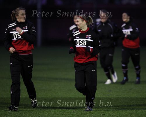 Alkmaar 2 december 2009
claudia van den heiligenberg en Duanne Bito arriveren bij trainingscomplex van az waar de dames trainen.
Peter Smulders bv