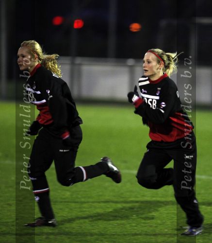 Alkmaar 2 december 2009
claudia van den heiligenberg en Duanne Bito arriveren bij trainingscomplex van az waar de dames trainen.
Peter Smulders bv
