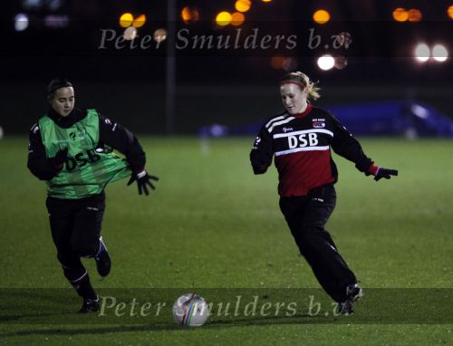 Alkmaar 2 december 2009
claudia van den heiligenberg en Duanne Bito arriveren bij trainingscomplex van az waar de dames trainen.
Peter Smulders bv