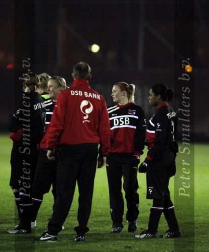 Alkmaar 2 december 2009
claudia van den heiligenberg en Duanne Bito arriveren bij trainingscomplex van az waar de dames trainen.
Peter Smulders bv
