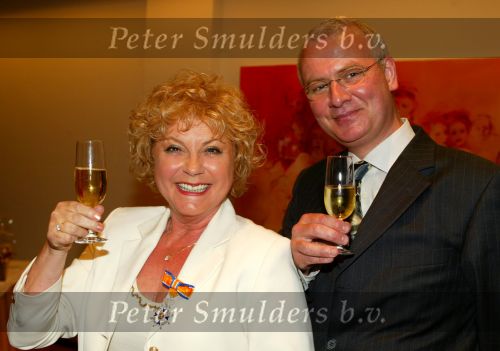 Soestduinen 26 april 2003
Conny Vink krijgt koninklijke onderscheiding
Conny met haar man JP