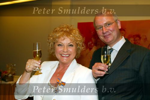 Soestduinen 26 april 2003
Conny Vink krijgt koninklijke onderscheiding
Conny met haar man JP
