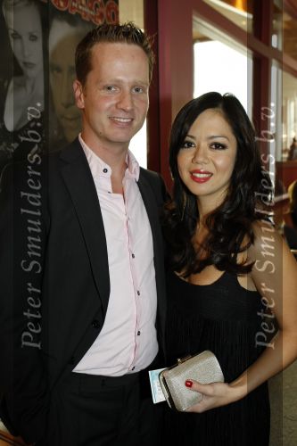 Hoorn 15 november 2009
Premiere Chicago in de schouwburg van Hoorn. Cystine Carreon met een vriend
Peter Smulders bv