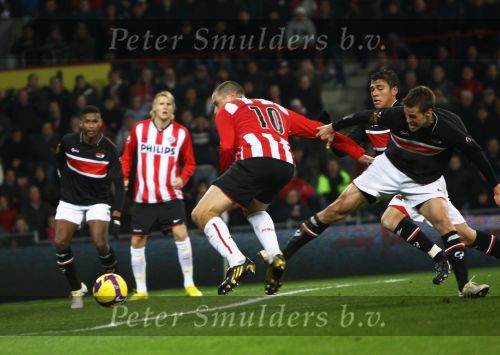 Eindhoven, 12 December 2009
Kompetitiewedstrijd PSV-AZ, eindstand 1-0 Seizoen 2009/2010
Danny Koevermans probeert doelman Sergio Romero te passeren
Foto Junior Smulders