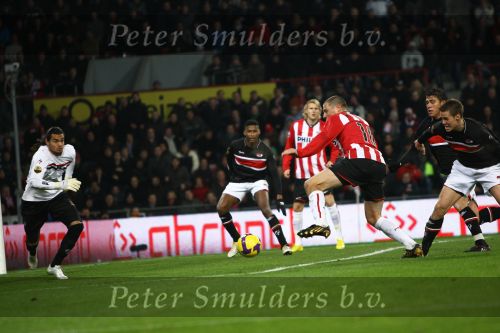 Eindhoven, 12 December 2009
Kompetitiewedstrijd PSV-AZ, eindstand 1-0 Seizoen 2009/2010
Danny Koevermans probeert doelman Sergio Romero te passeren
Foto Junior Smulders