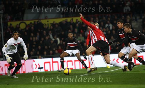 Eindhoven, 12 December 2009
Kompetitiewedstrijd PSV-AZ, eindstand 1-0 Seizoen 2009/2010
Danny Koevermans probeert doelman Sergio Romero te passeren
Foto Junior Smulders