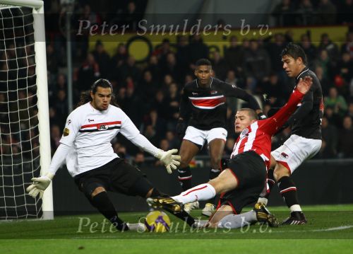 Eindhoven, 12 December 2009
Kompetitiewedstrijd PSV-AZ, eindstand 1-0 Seizoen 2009/2010
Danny Koevermans probeert doelman Sergio Romero te passeren
Foto Junior Smulders