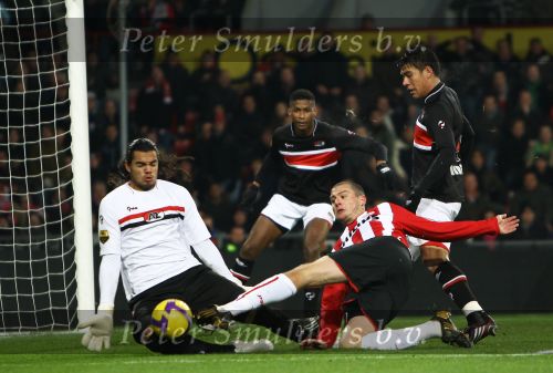 Eindhoven, 12 December 2009
Kompetitiewedstrijd PSV-AZ, eindstand 1-0 Seizoen 2009/2010
Danny Koevermans probeert doelman Sergio Romero te passeren
Foto Junior Smulders