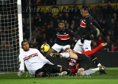 Eindhoven, 12 December 2009
Kompetitiewedstrijd PSV-AZ, eindstand 1-0 Seizoen 2009/2010
Danny Koevermans probeert doelman Sergio Romero te passeren
Foto Junior Smulders