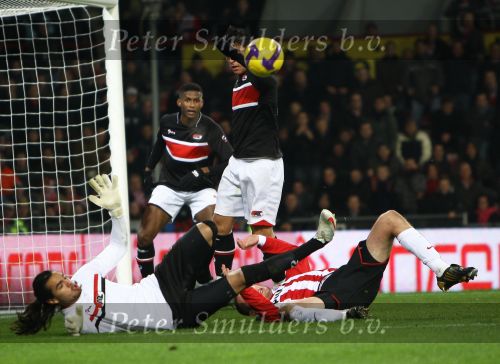 Eindhoven, 12 December 2009
Kompetitiewedstrijd PSV-AZ, eindstand 1-0 Seizoen 2009/2010
Danny Koevermans probeert doelman Sergio Romero te passeren
Foto Junior Smulders