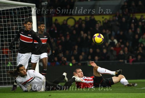 Eindhoven, 12 December 2009
Kompetitiewedstrijd PSV-AZ, eindstand 1-0 Seizoen 2009/2010
Danny Koevermans probeert doelman Sergio Romero te passeren
Foto Junior Smulders