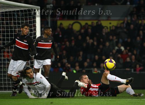 Eindhoven, 12 December 2009
Kompetitiewedstrijd PSV-AZ, eindstand 1-0 Seizoen 2009/2010
Danny Koevermans probeert doelman Sergio Romero te passeren
Foto Junior Smulders