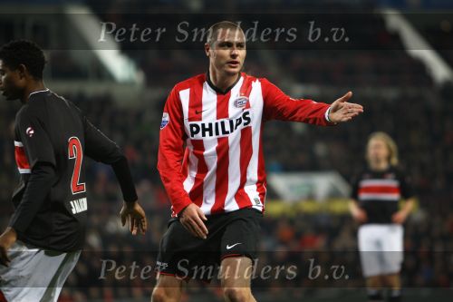 Eindhoven, 12 December 2009
Kompetitiewedstrijd PSV-AZ, eindstand 1-0 Seizoen 2009/2010
Danny Koevermans probeert doelman Sergio Romero te passeren
Foto Junior Smulders