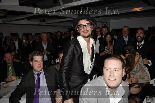 Amsterdam 18 november 2009
Esquire best geklede man van Nederland verkiezing. winnaar dennis v Leeuwen met Lieke v Lexmond Tim Coronel en Benjamin Herman
Peter Smulders bv