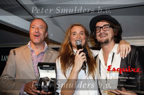 Amsterdam 18 november 2009
Esquire best geklede man van Nederland verkiezing. winnaar dennis v Leeuwen met Lieke v Lexmond Tim Coronel en Benjamin Herman
Peter Smulders bv