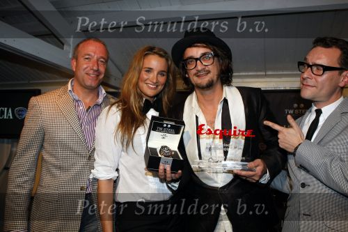 Amsterdam 18 november 2009
Esquire best geklede man van Nederland verkiezing. winnaar dennis v Leeuwen met Lieke v Lexmond Tim Coronel en Benjamin Herman
Peter Smulders bv