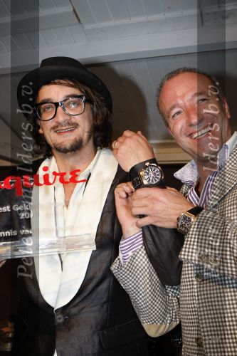 Amsterdam 18 november 2009
Esquire best geklede man van Nederland verkiezing. winnaar dennis v Leeuwen met Lieke v Lexmond Tim Coronel en Benjamin Herman
Peter Smulders bv