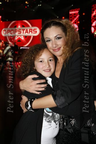 Hilversum 4 december 2009
Opnames live show popstars in studio 22. Dewi Pechler met moeder en dochter Nomi
Peter Smulders bv