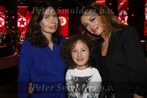 Hilversum 4 december 2009
Opnames live show popstars in studio 22. Dewi Pechler met moeder en dochter Nomi
Peter Smulders bv