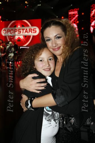 Hilversum 4 december 2009
Opnames live show popstars in studio 22. Dewi Pechler met moeder en dochter Nomi
Peter Smulders bv