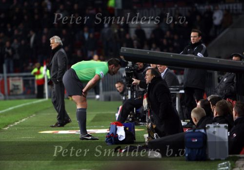 Eindhoven, 12 December 2009
Kompetitiewedstrijd PSV-AZ, eindstand 1-0 Seizoen 2009/2010
Dick Advocaat wordt toegesproken door scheidsrechter Vink
Foto Junior Smulders