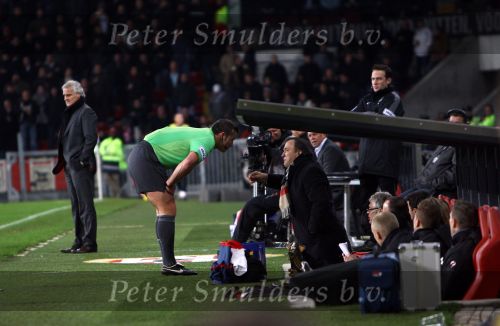 Eindhoven, 12 December 2009
Kompetitiewedstrijd PSV-AZ, eindstand 1-0 Seizoen 2009/2010
Dick Advocaat wordt toegesproken door scheidsrechter Vink
Foto Junior Smulders