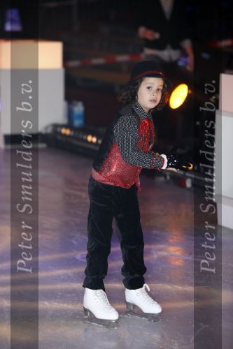 Amsterdam 8 december 2009
Sterren kinderen dansen op het ijs in de rai. Boris Titulaar met vrouw en zoontje Django
Peter Smulders bv