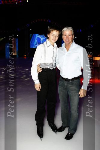 Amsterdam 8 december 2009
Sterren kinderen dansen op het ijs in de rai. Dries Roelvink met zoon Donny
Peter Smulders bv