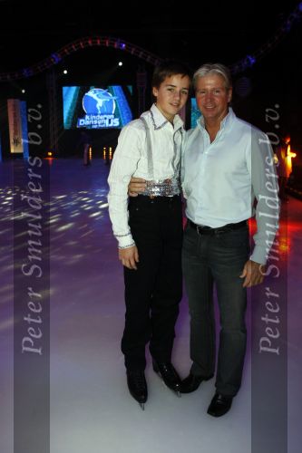 Amsterdam 8 december 2009
Sterren kinderen dansen op het ijs in de rai. Dries Roelvink met zoon Donny
Peter Smulders bv