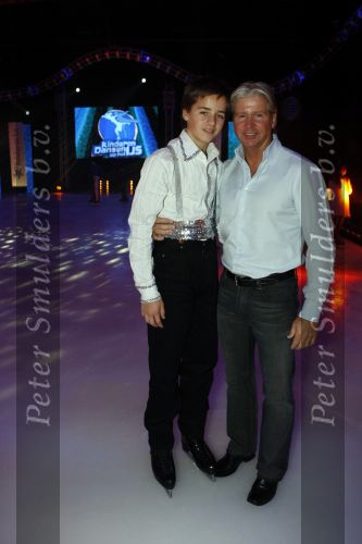 Amsterdam 8 december 2009
Sterren kinderen dansen op het ijs in de rai. Dries Roelvink met zoon Donny
Peter Smulders bv