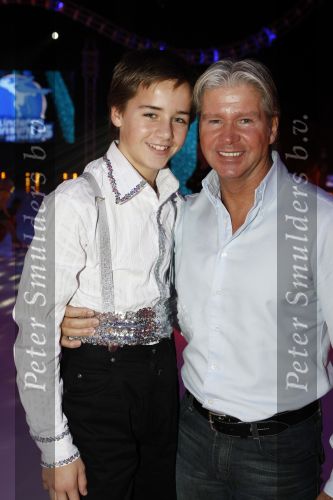 Amsterdam 8 december 2009
Sterren kinderen dansen op het ijs in de rai. Dries Roelvink met zoon Donny
Peter Smulders bv