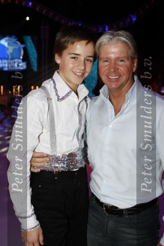 Amsterdam 8 december 2009
Sterren kinderen dansen op het ijs in de rai. Dries Roelvink met zoon Donny
Peter Smulders bv