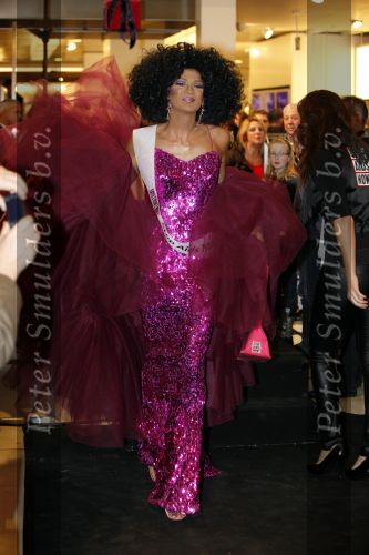 Amsterdam 28 november 2009
Bn ers lopen modeshow en verkopen art bags voor het aids fonds in de bijenhkorf. Dutch Diana Ross
Peter Smulders bv