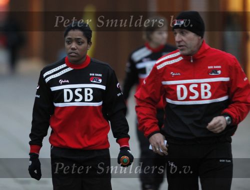 Alkmaar 2 december 2009
claudia van den heiligenberg en Duanne Bito arriveren bij trainingscomplex van az waar de dames trainen.
Peter Smulders bv