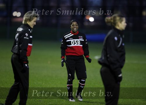 Alkmaar 2 december 2009
claudia van den heiligenberg en Duanne Bito arriveren bij trainingscomplex van az waar de dames trainen.
Peter Smulders bv