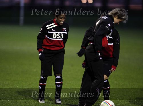 Alkmaar 2 december 2009
claudia van den heiligenberg en Duanne Bito arriveren bij trainingscomplex van az waar de dames trainen.
Peter Smulders bv