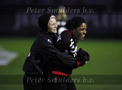 Alkmaar 2 december 2009
claudia van den heiligenberg en Duanne Bito arriveren bij trainingscomplex van az waar de dames trainen.
Peter Smulders bv