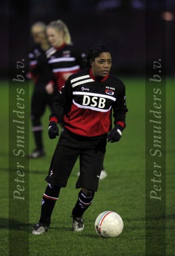 Alkmaar 2 december 2009
claudia van den heiligenberg en Duanne Bito arriveren bij trainingscomplex van az waar de dames trainen.
Peter Smulders bv