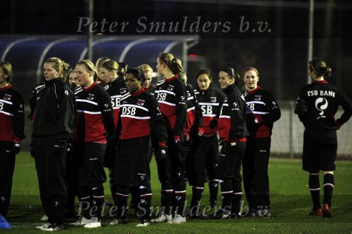 Alkmaar 2 december 2009
claudia van den heiligenberg en Duanne Bito arriveren bij trainingscomplex van az waar de dames trainen.
Peter Smulders bv