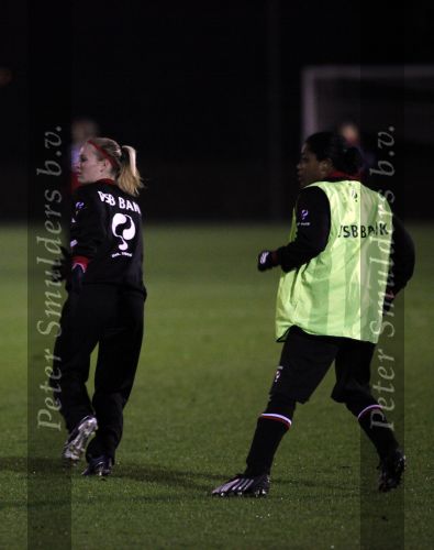 Alkmaar 2 december 2009
claudia van den heiligenberg en Duanne Bito arriveren bij trainingscomplex van az waar de dames trainen.
Peter Smulders bv