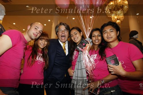 Amsterdam 19 november 2009
Emile Ratelband laat zich in de etalage van de Bonneterie schilderen. Patty Brard haakte af en werd vervangen door hem.
Peter Smulders bv