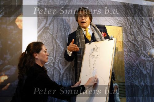 Amsterdam 19 november 2009
Emile Ratelband laat zich in de etalage van de Bonneterie schilderen. Patty Brard haakte af en werd vervangen door hem.
Peter Smulders bv