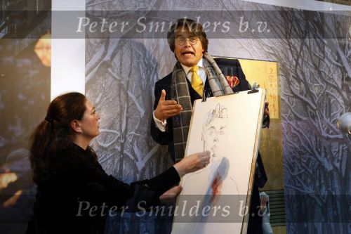 Amsterdam 19 november 2009
Emile Ratelband laat zich in de etalage van de Bonneterie schilderen. Patty Brard haakte af en werd vervangen door hem.
Peter Smulders bv