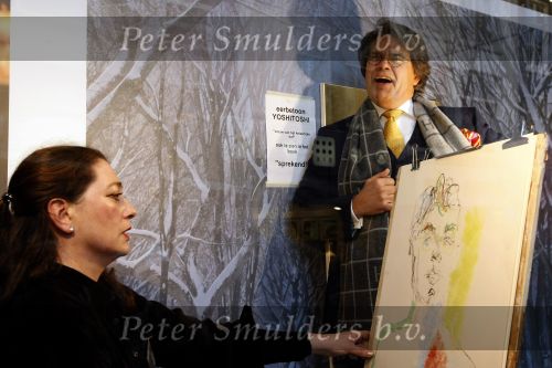Amsterdam 19 november 2009
Emile Ratelband laat zich in de etalage van de Bonneterie schilderen. Patty Brard haakte af en werd vervangen door hem.
Peter Smulders bv
