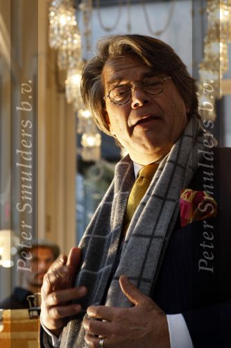 Amsterdam 19 november 2009
Emile Ratelband laat zich in de etalage van de Bonneterie schilderen. Patty Brard haakte af en werd vervangen door hem.
Peter Smulders bv